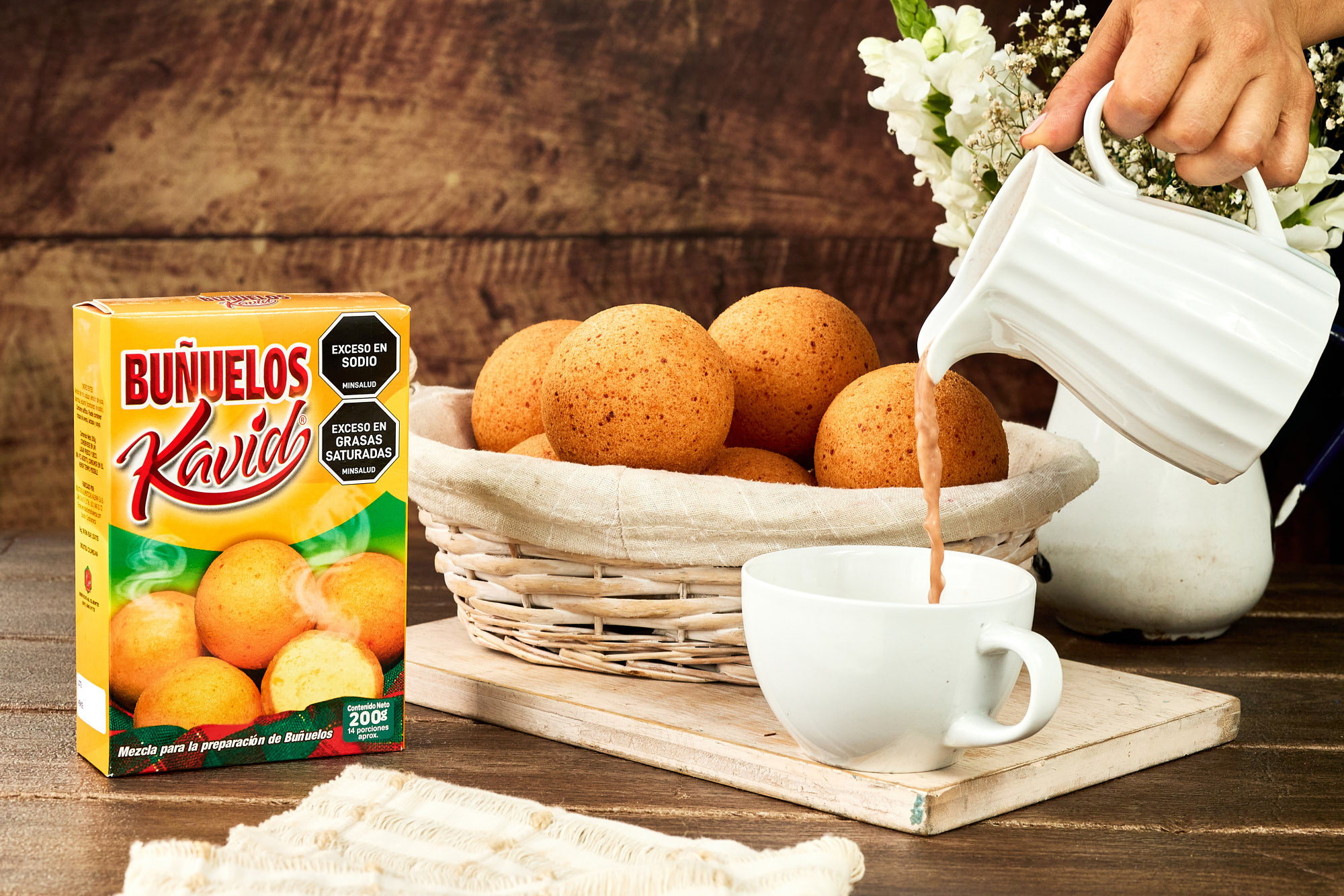 Buñuelos KAVID acompañados de una taza de chocolate